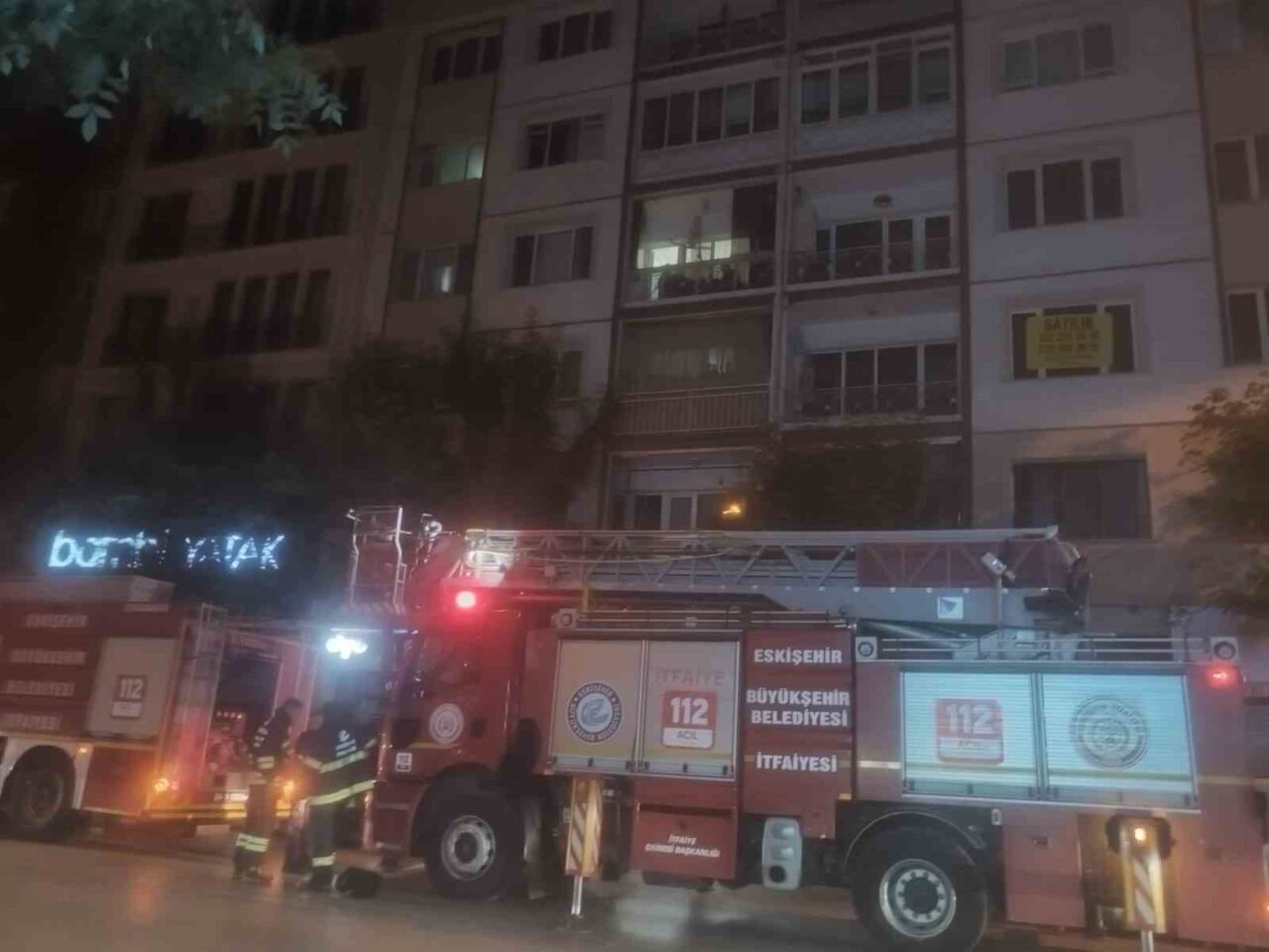 Eskişehir'de bir apartmanda çıkan yangın, 4. katta başladı ve itfaiye