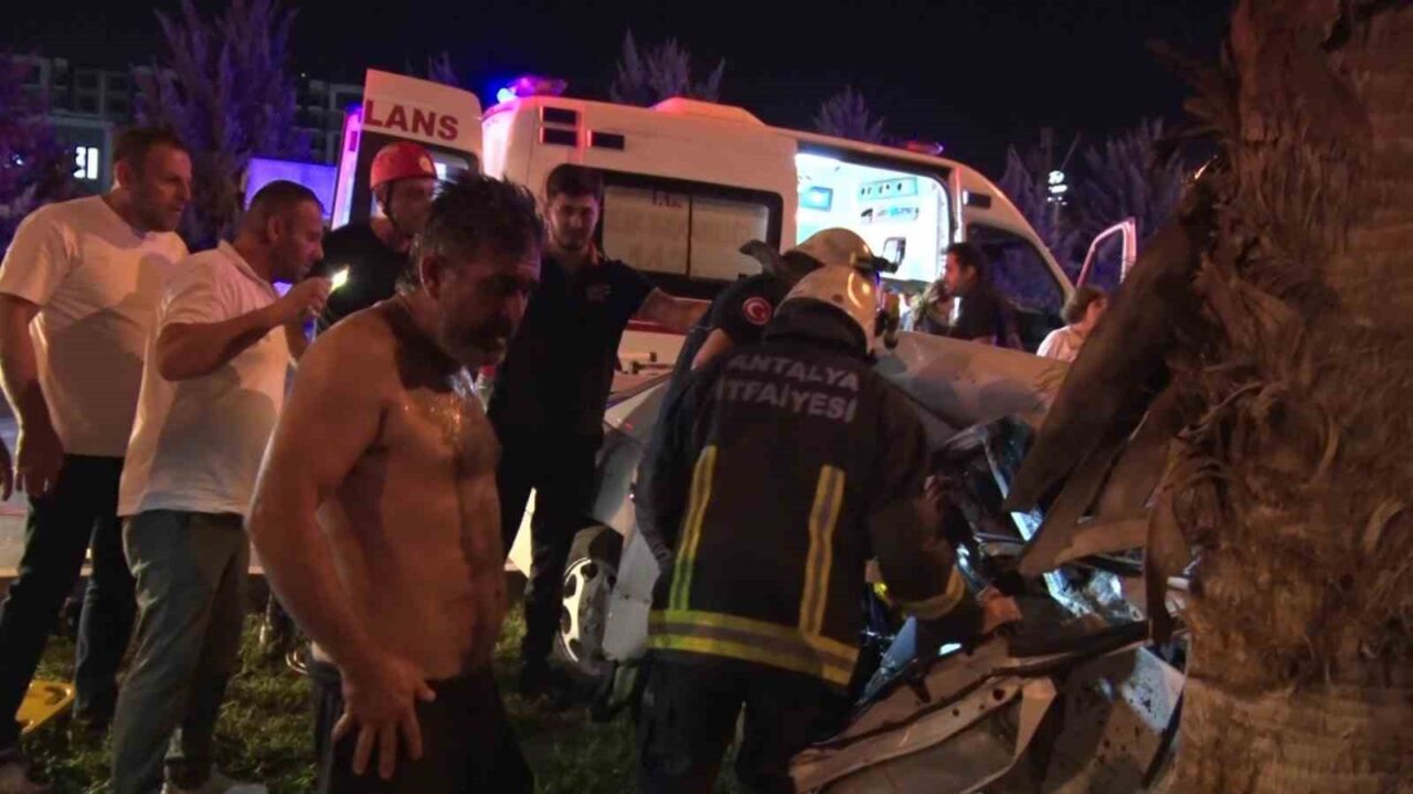 Kepez'de meydana gelen trafik kazasında, baba Mustafa Buca çocuklarını kurtarmak