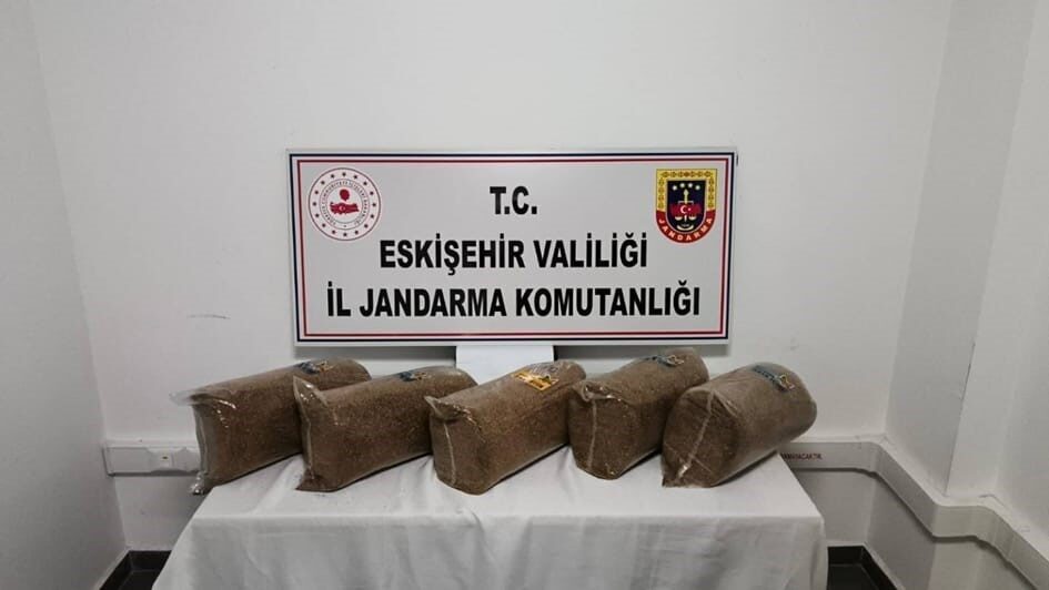 Eskişehir’de jandarma, bir araçta 25 kilogram bandrolsüz kıyılmış tütün ele