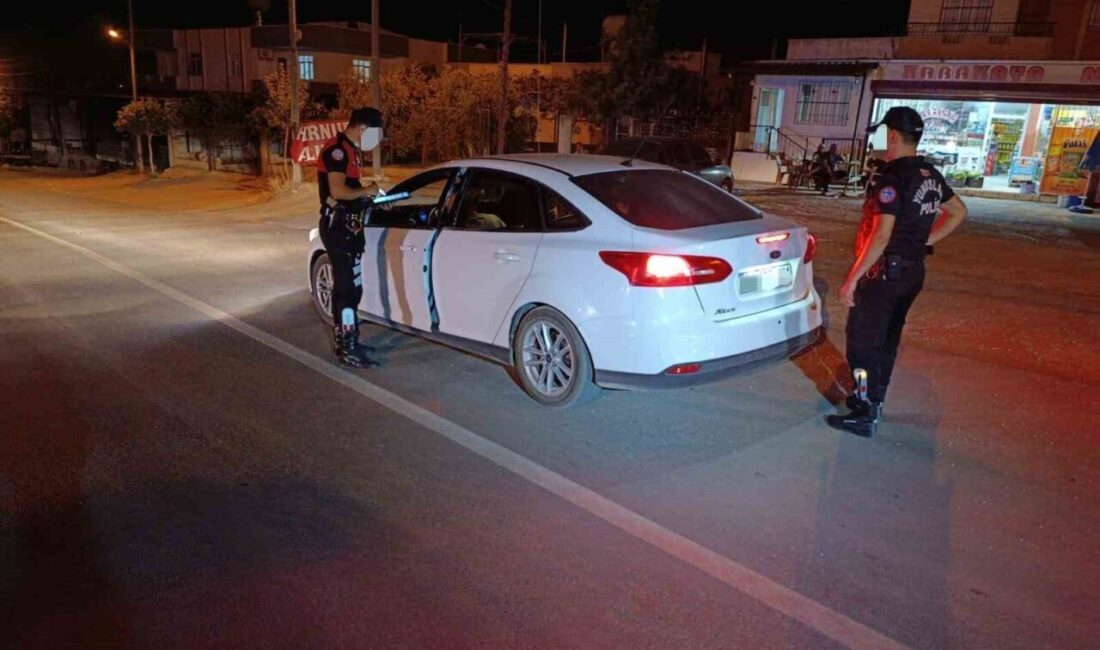 Adana'nın Kozan ilçesinde gerçekleştirilen "Kozan'a Güven" uygulamalarında, aranan iki şahıs