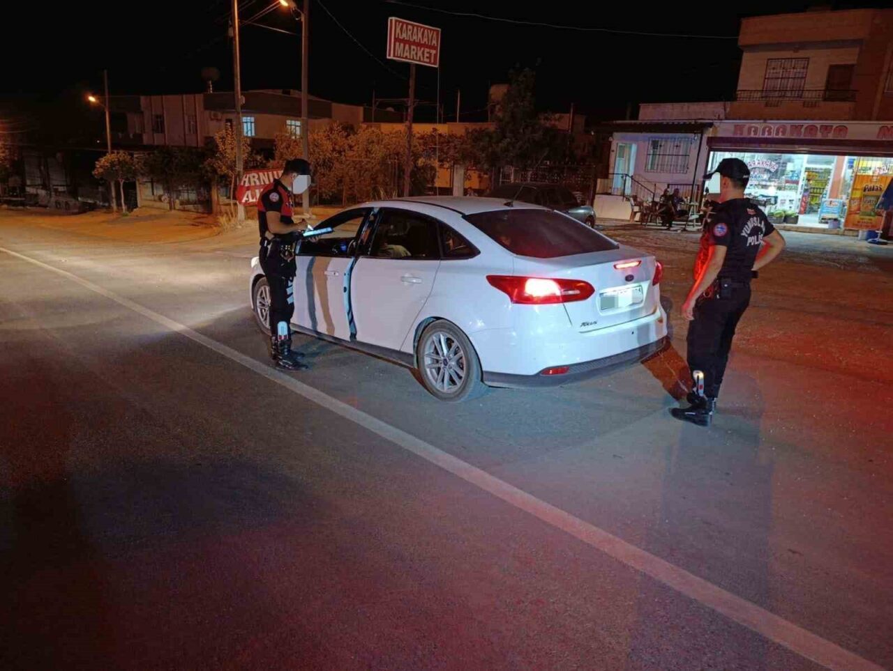Adana'nın Kozan ilçesinde gerçekleştirilen "Kozan'a Güven" uygulamalarında, aranan iki şahıs