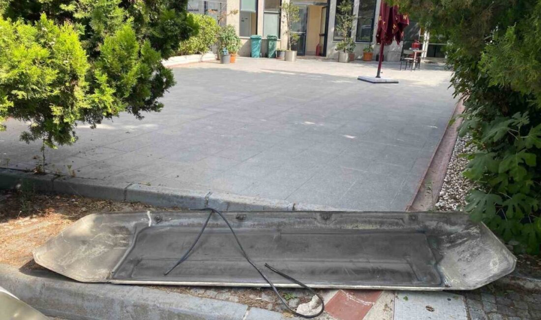 Arnavutköy'de bir İETT otobüsünün havalandırma kapağı, rüzgarın etkisiyle uçtu. Emre