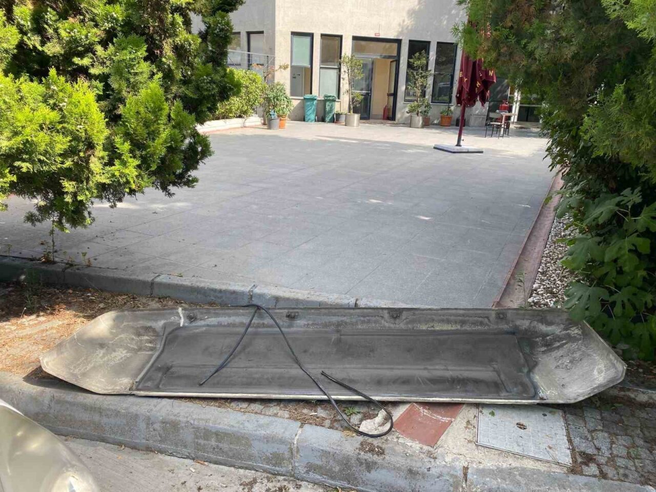Arnavutköy'de bir İETT otobüsünün havalandırma kapağı, rüzgarın etkisiyle uçtu. Emre