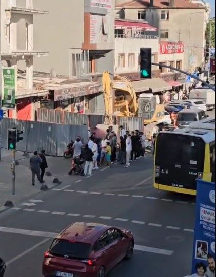 İstanbul'un Arnavutköy ilçesinde bir motokurye, kırmızı ışıkta durduktan sonra yeşil
