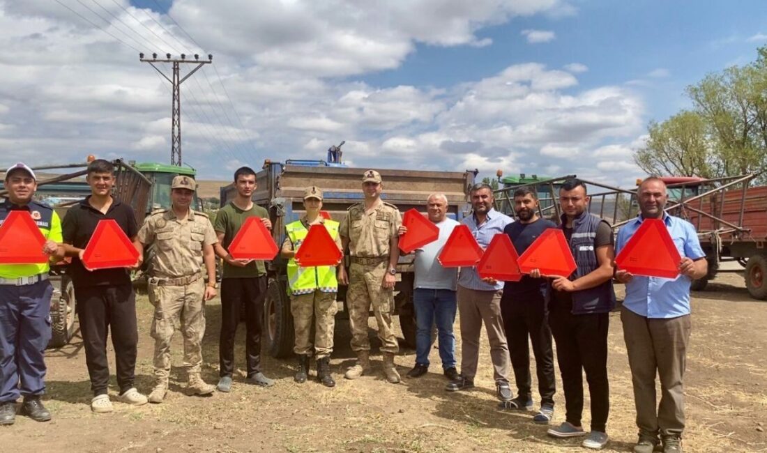 Kars'ta Arpaçay Jandarma ekipleri, hasat dönemi öncesi traktör sürücülerine güvenlik