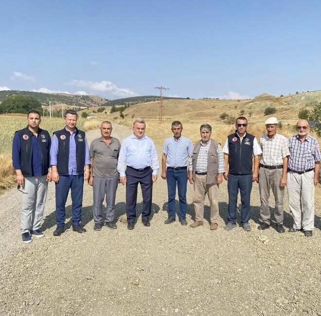 Bozüyük Kaymakamı Adem Öztürk, Yeniçepni köyündeki asfalt dökme çalışmalarıyla ilgili