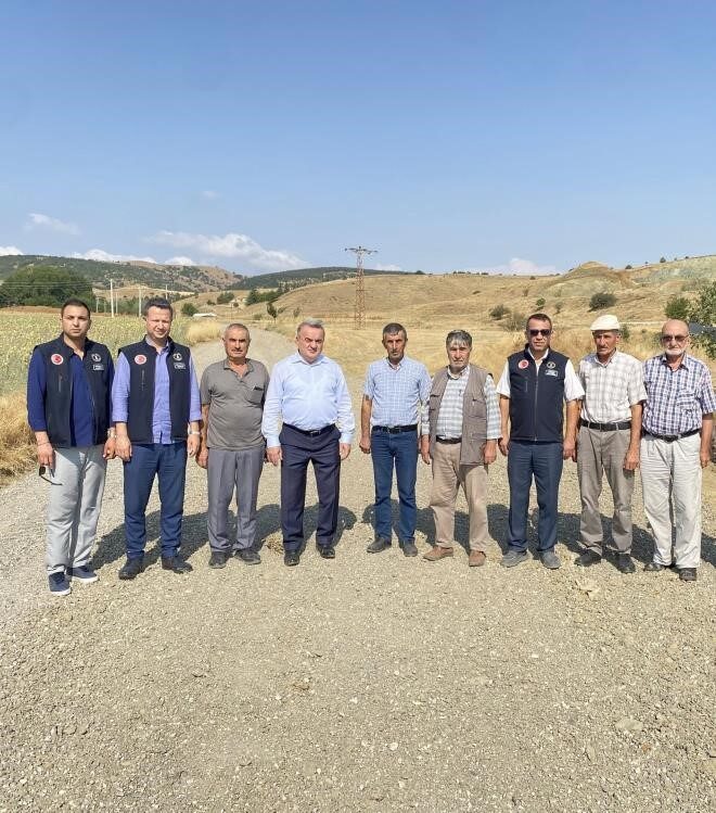 Bozüyük Kaymakamı Adem Öztürk, Yeniçepni köyündeki asfalt dökme çalışmalarıyla ilgili