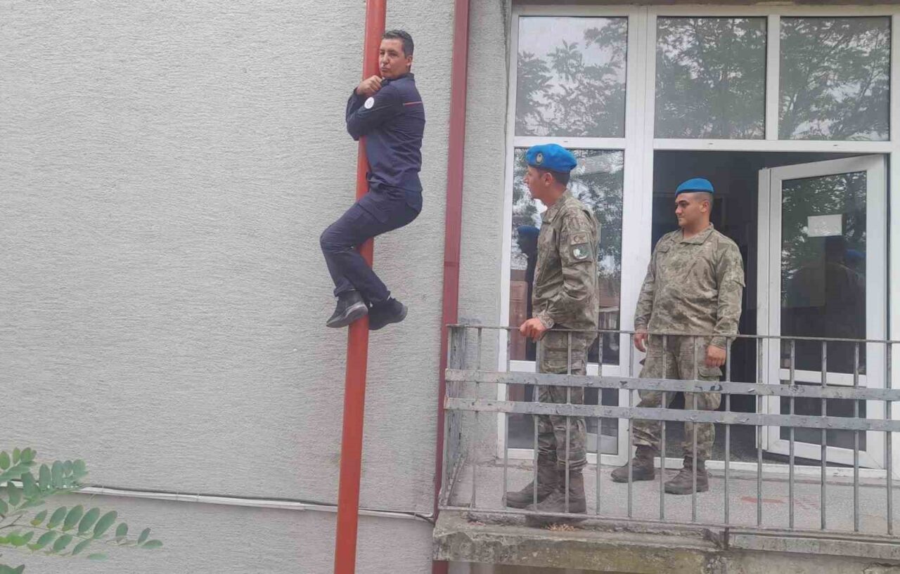 Kocaeli Büyükşehir Belediyesi İtfaiyesi, Kandıra Alay Komutanlığı'nda 29 askeri personele