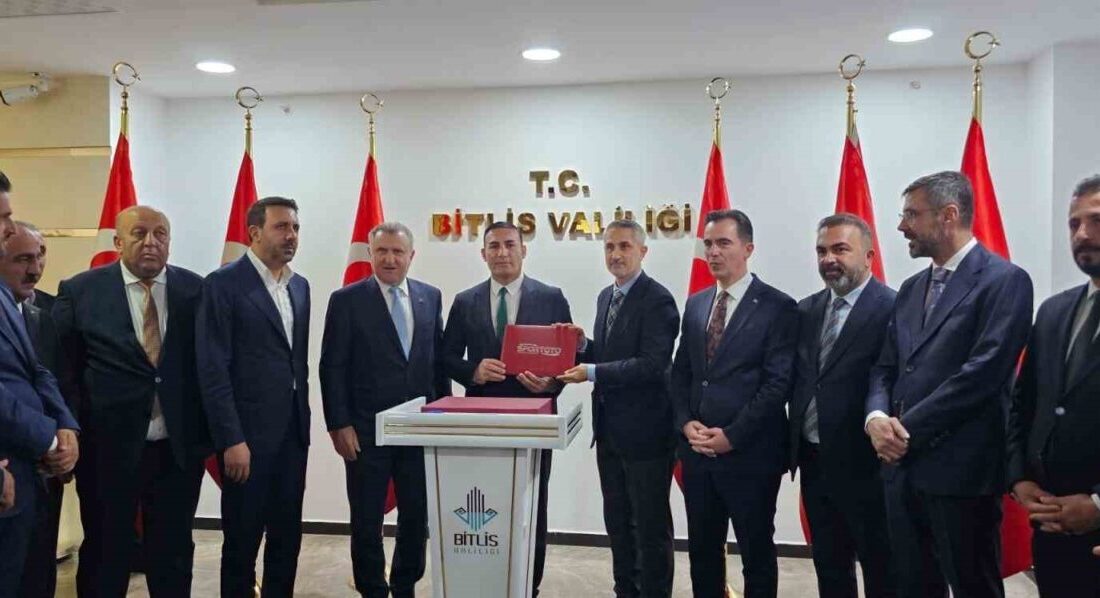 Bitlis'in Adilcevaz ilçesinde, Aydınlar Belde Belediyesi'nin altyapı ve yol düzenleme