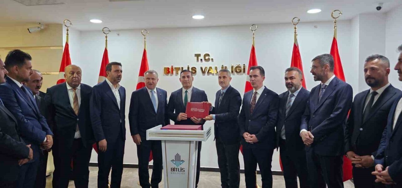 Bitlis'in Adilcevaz ilçesinde, Aydınlar Belde Belediyesi'nin altyapı ve yol düzenleme