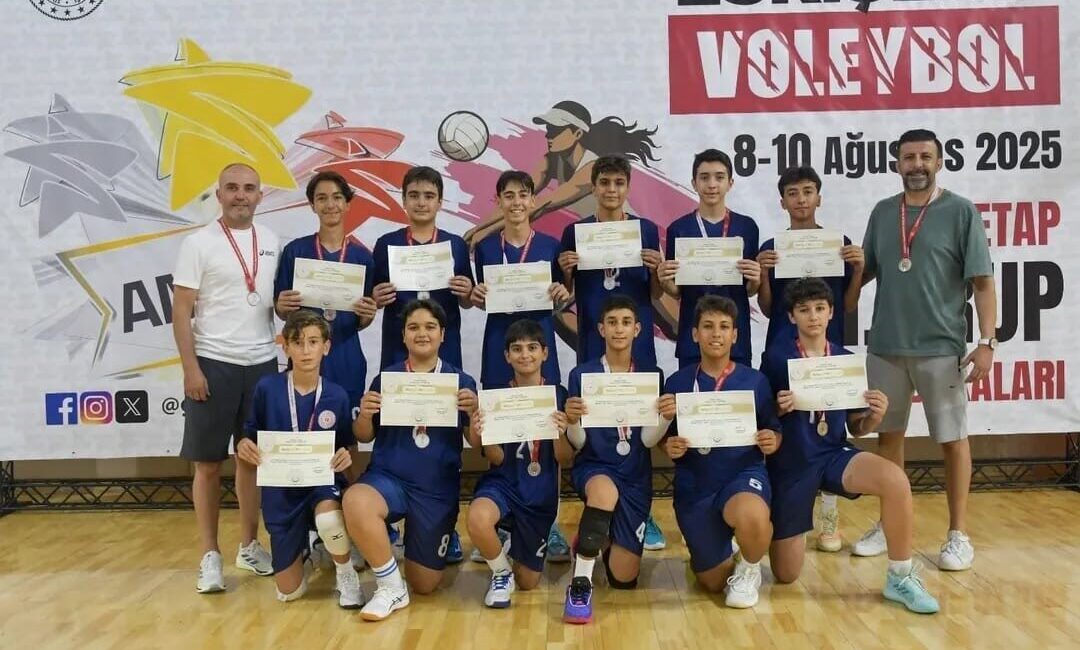 Aydınlı voleybol takımı, Eskişehir'de düzenlenen Erkekler Analig Türkiye Yarı Finalinde
