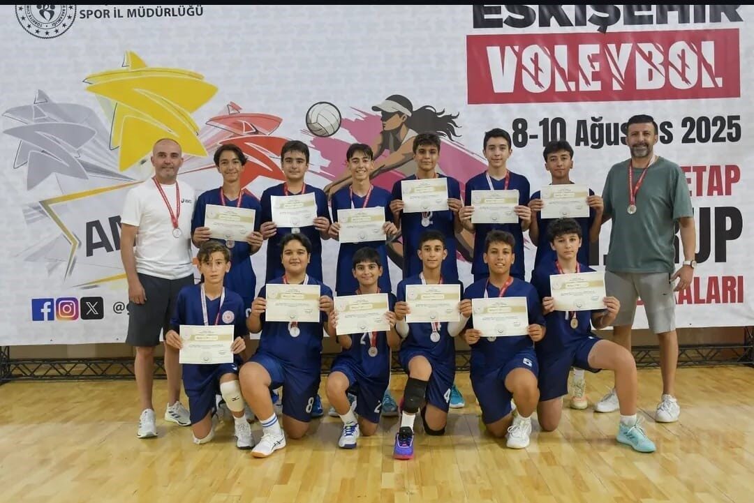 Aydınlı voleybol takımı, Eskişehir'de düzenlenen Erkekler Analig Türkiye Yarı Finalinde
