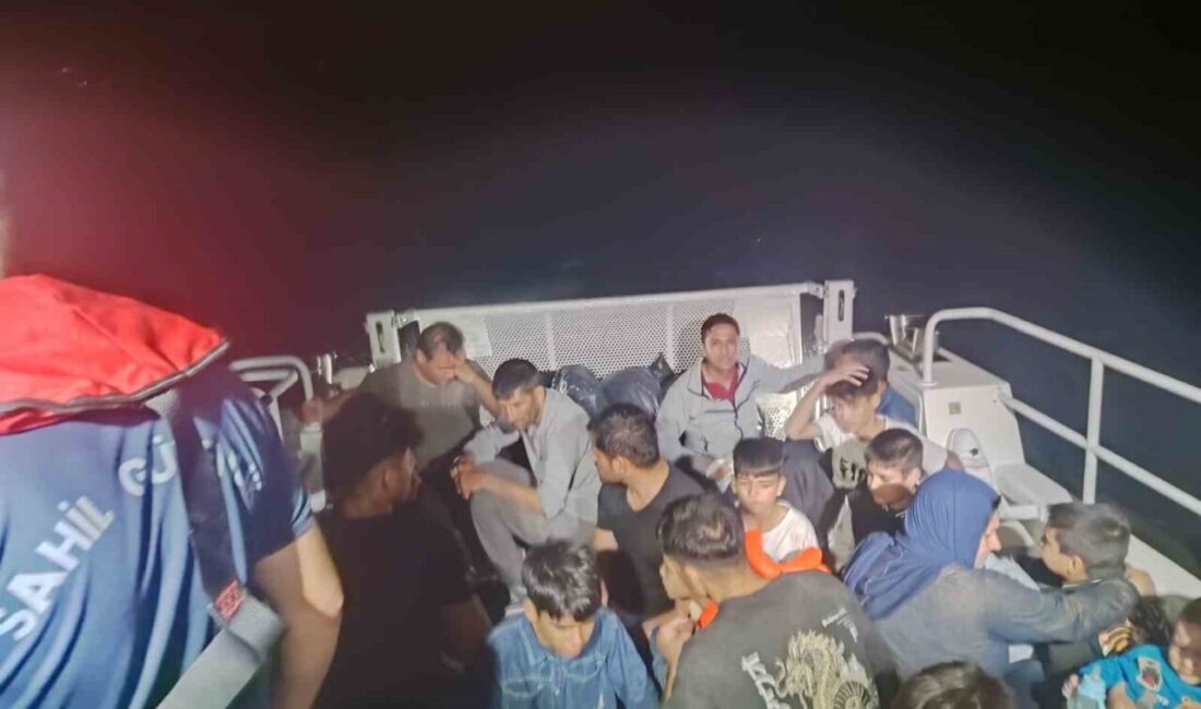 Çanakkale'nin Ayvacık ilçesi açıklarında Sahil Güvenlik Komutanlığı, lastik bot içinde