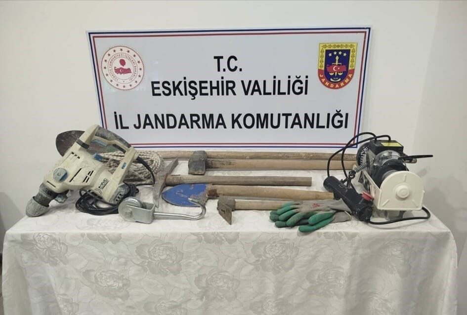 Eskişehir’in Tepebaşı ilçesinde jandarma, babasına ait bahçede kaçak kazı yapan