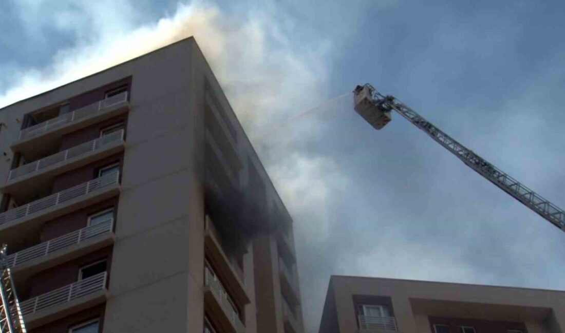 İstanbul Bağcılar'daki 15 katlı bir apartmanda sabah saatlerinde çıkan yangın,