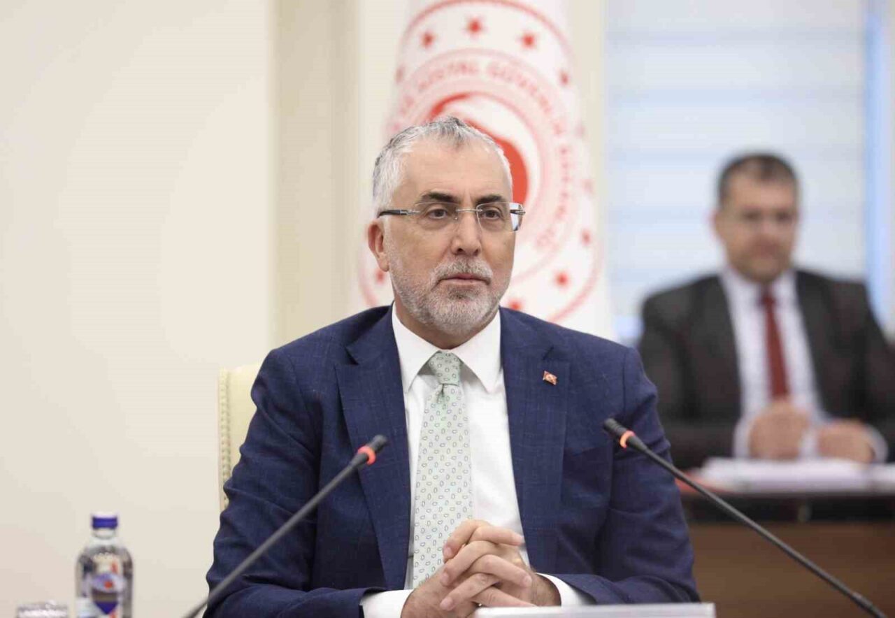 Çalışma ve Sosyal Güvenlik Bakanı Vedat Işıkhan, kamu görevlileriyle toplu