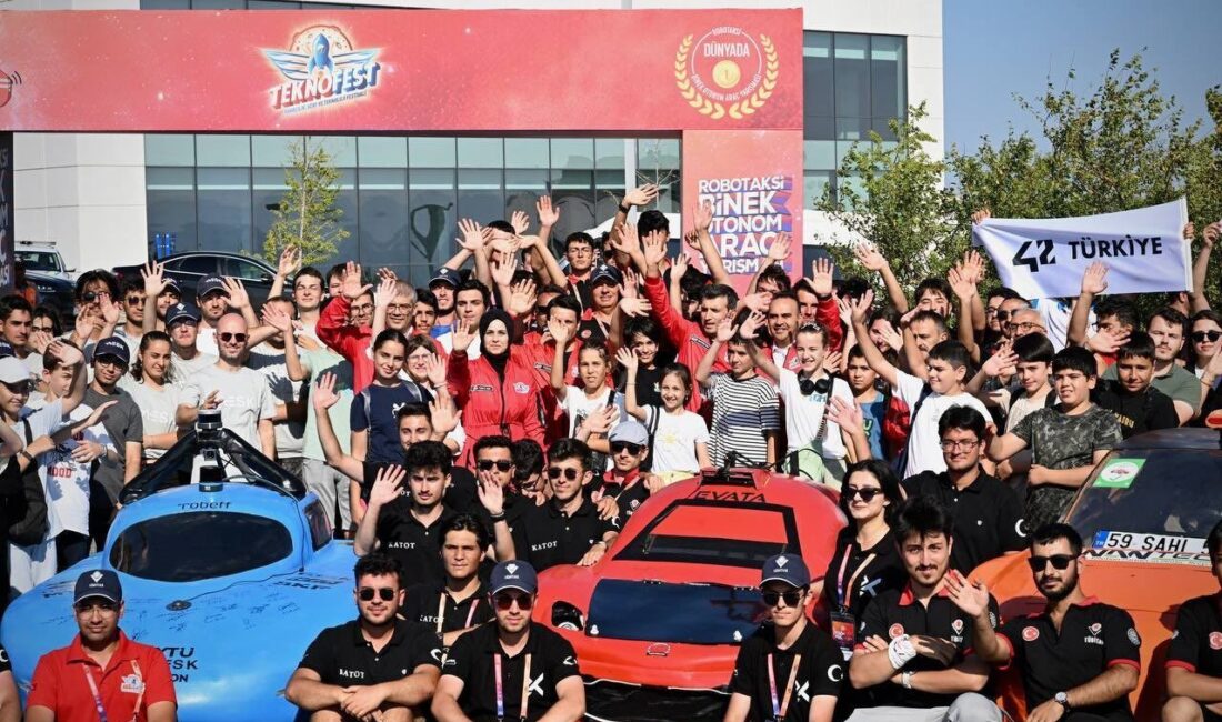 Kocaeli’nin Gebze ilçesindeki Bilişim Vadisi'nde düzenlenen Robotaksi Yarışması'nda Sanayi ve