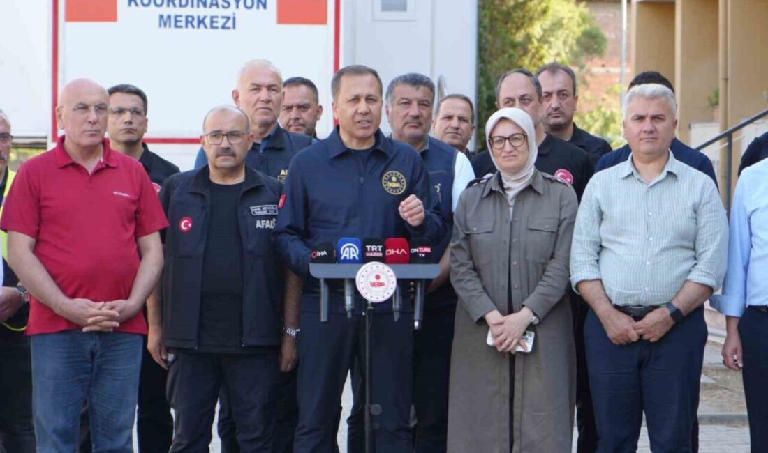 İçişleri Bakanı Ali Yerlikaya, Balıkesir'deki deprem sonrası köylerde incelemelerde bulundu.
