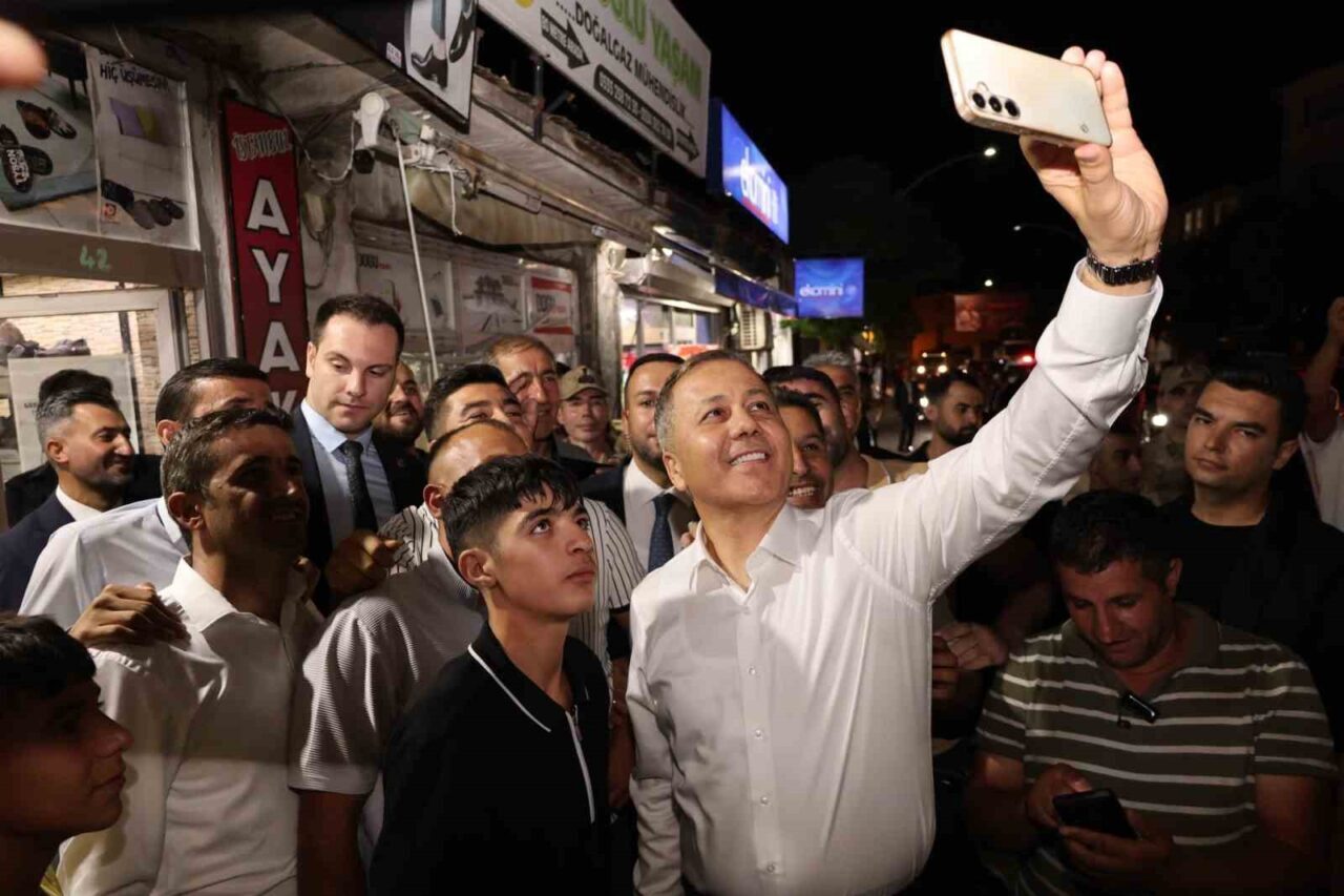 İçişleri Bakanı Ali Yerlikaya, Ağrı'da esnaf ziyaretleri yaparak vatandaşlarla buluştu.