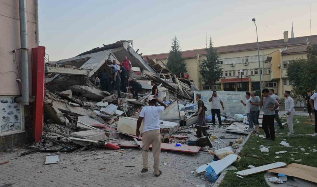 Balıkesir’in Sındırgı ilçesinde 6.1 büyüklüğünde bir deprem meydana geldi. Sarsıntı,
