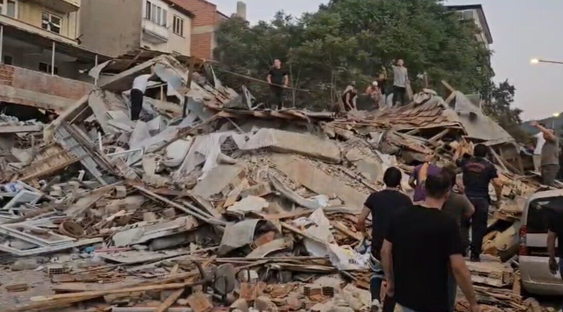 Balıkesir'de 6.2 büyüklüğündeki deprem paniğe neden oldu; bir bina çöktü.