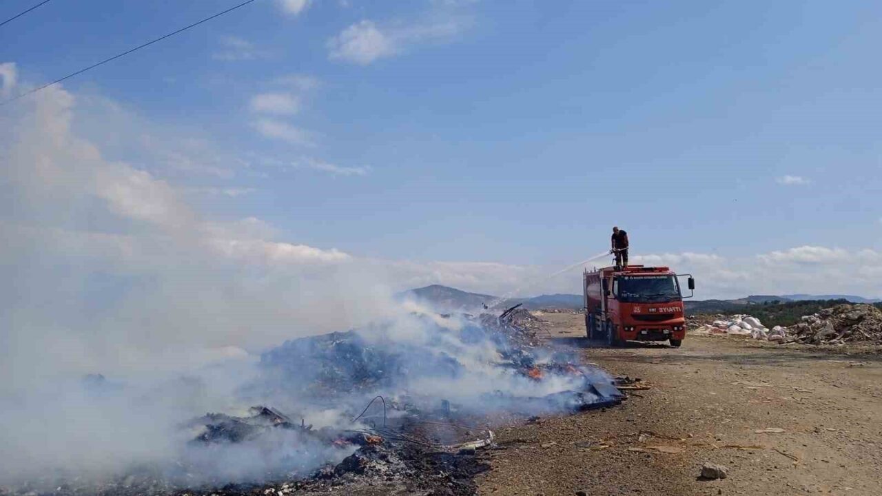 Balıkesir'in Edremit ilçesindeki bir çöplükte çıkan yangın, itfaiye ekiplerinin hızlı