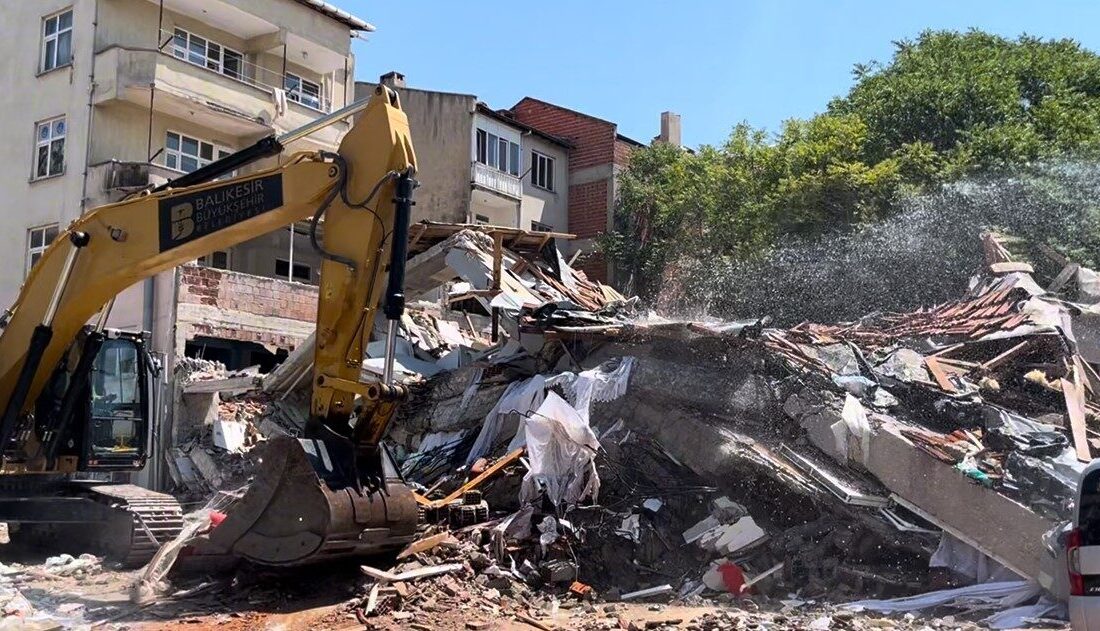 Balıkesir'in Sındırgı ilçesinde 6.1 büyüklüğündeki deprem sonucu çöken bir binada,