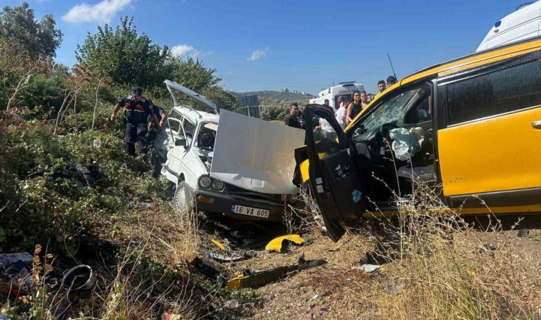 Balıkesir'de ticari taksi ile otomobilin çarpışması sonucu 4 kişi yaralandı.