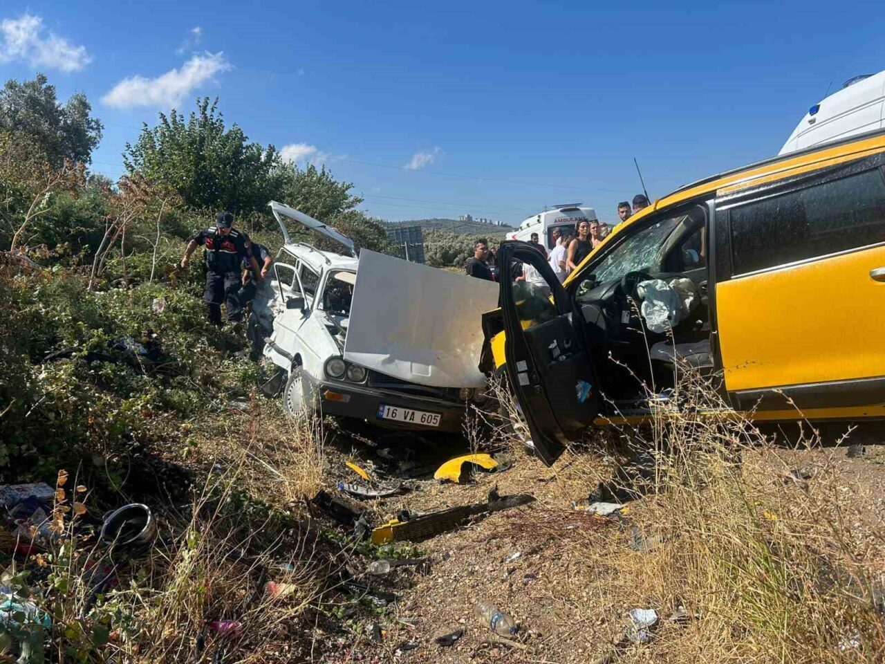 Balıkesir'de ticari taksi ile otomobilin çarpışması sonucu 4 kişi yaralandı.