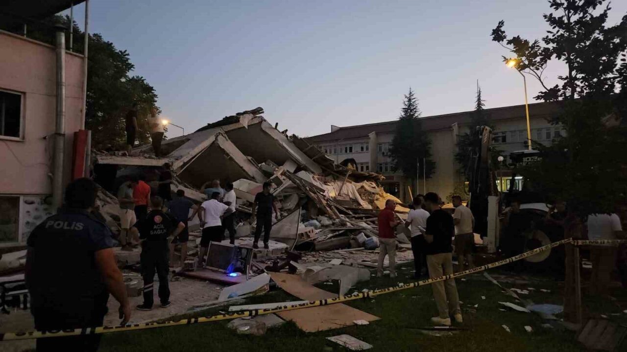 Balıkesir'in Sındırgı ilçesinde meydana gelen 6.1 büyüklüğündeki deprem Aydın'da hissedildi.