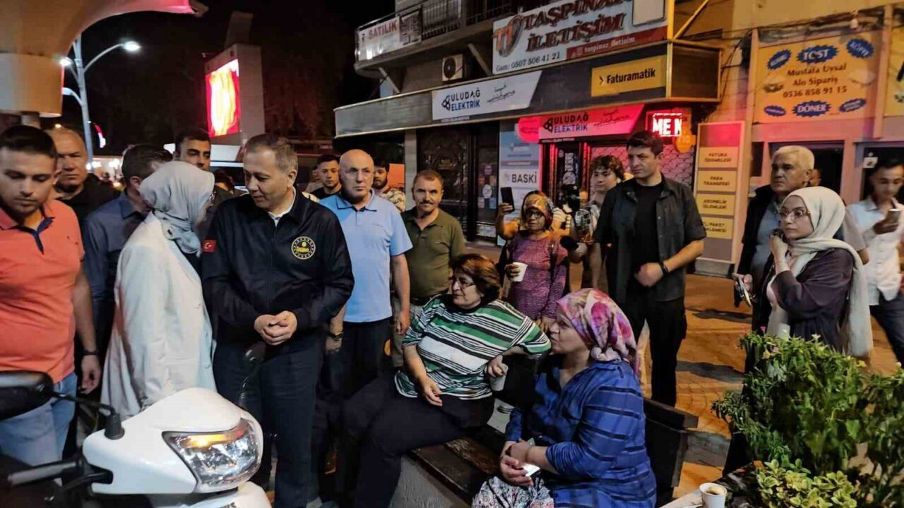 Balıkesir'in Sındırgı ilçesinde 6.1 büyüklüğünde meydana gelen depremde, 81 yaşındaki