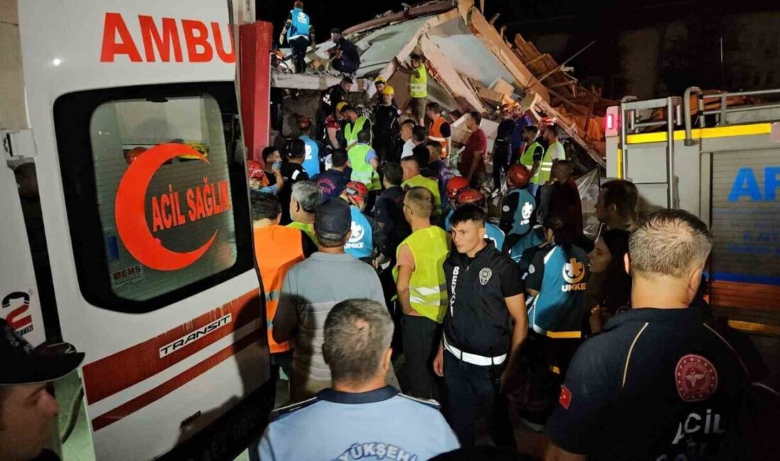 Balıkesir Sındırgı'da meydana gelen 6.1 büyüklüğündeki depremin ardından yıkılan bir
