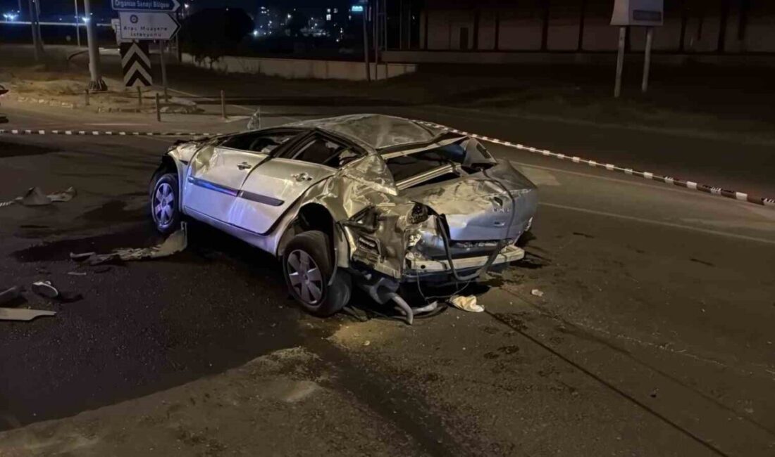 Sivas'ta Yenişehir Mahallesi'nde İhsan Tuna'nın kullandığı otomobil, bariyere çarparak devrildi.