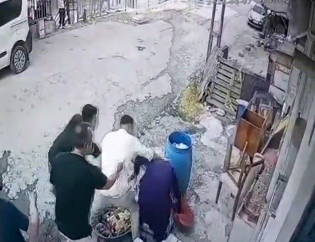 Başakşehir'de 7 Ağustos'ta bir baba ve oğlu, dükkanlarının önünde bidon