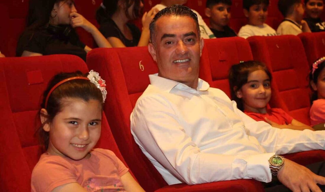 Koçarlı Belediye Başkanı Özgür Arıcı, 24 çocuğu sinema etkinliğinde buluşturdu.