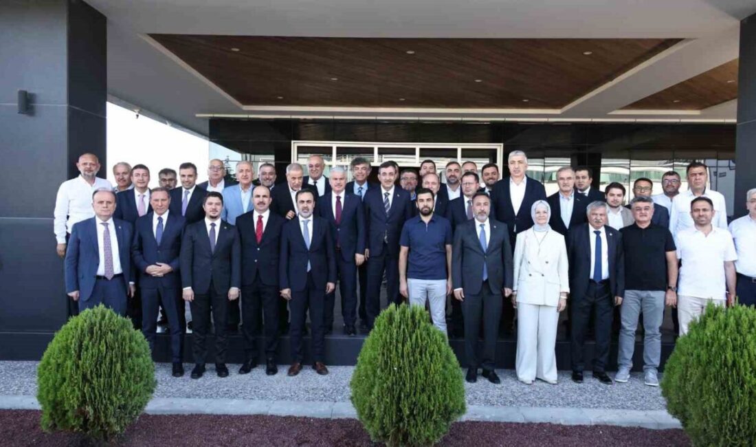 Cumhurbaşkanı Yardımcısı Cevdet Yılmaz, Konya'da sanayicilerle buluştu. Konya Sanayi Odası