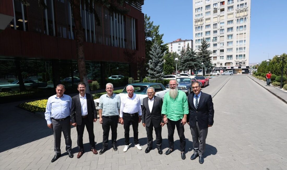 Kayseri Büyükşehir Belediye Başkanı Dr. Memduh Büyükkılıç, çeşitli kesimlerden ziyaretçileri