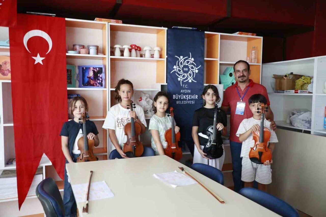 Aydın Büyükşehir Belediyesi'nin yaz kursları çerçevesinde sunulan ücretsiz keman eğitimleri,