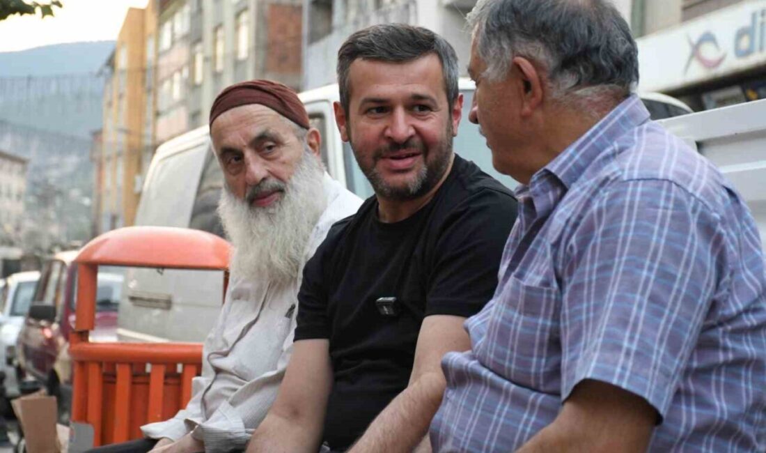 Karabük Belediye Başkanı Özkan Çetinkaya, Ankara Caddesi'nde esnaf ve vatandaşlarla