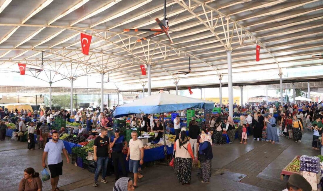 İncirliova Belediye Başkanı Aytekin Kaya, Cuma Pazarı’ndaki kapalı alana 15