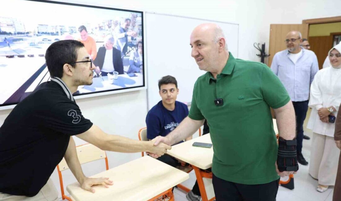Darıca Belediyesi, gençlere üniversite tercihleri için ücretsiz rehberlik hizmeti sunuyor.