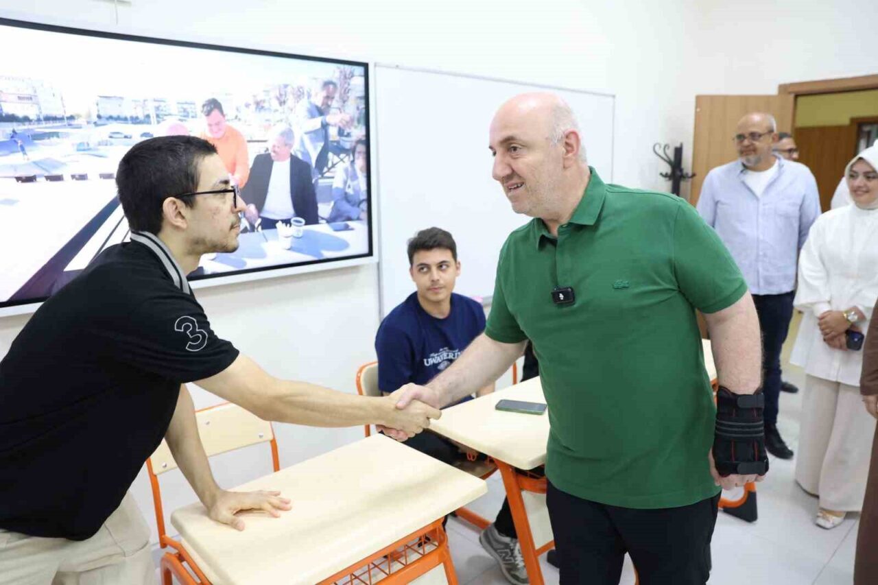 Darıca Belediyesi, gençlere üniversite tercihleri için ücretsiz rehberlik hizmeti sunuyor.