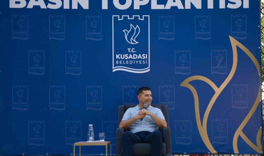Kuşadası Belediye Başkanı Ömer Günel, basın toplantısında CHP'ye olan bağlılığını