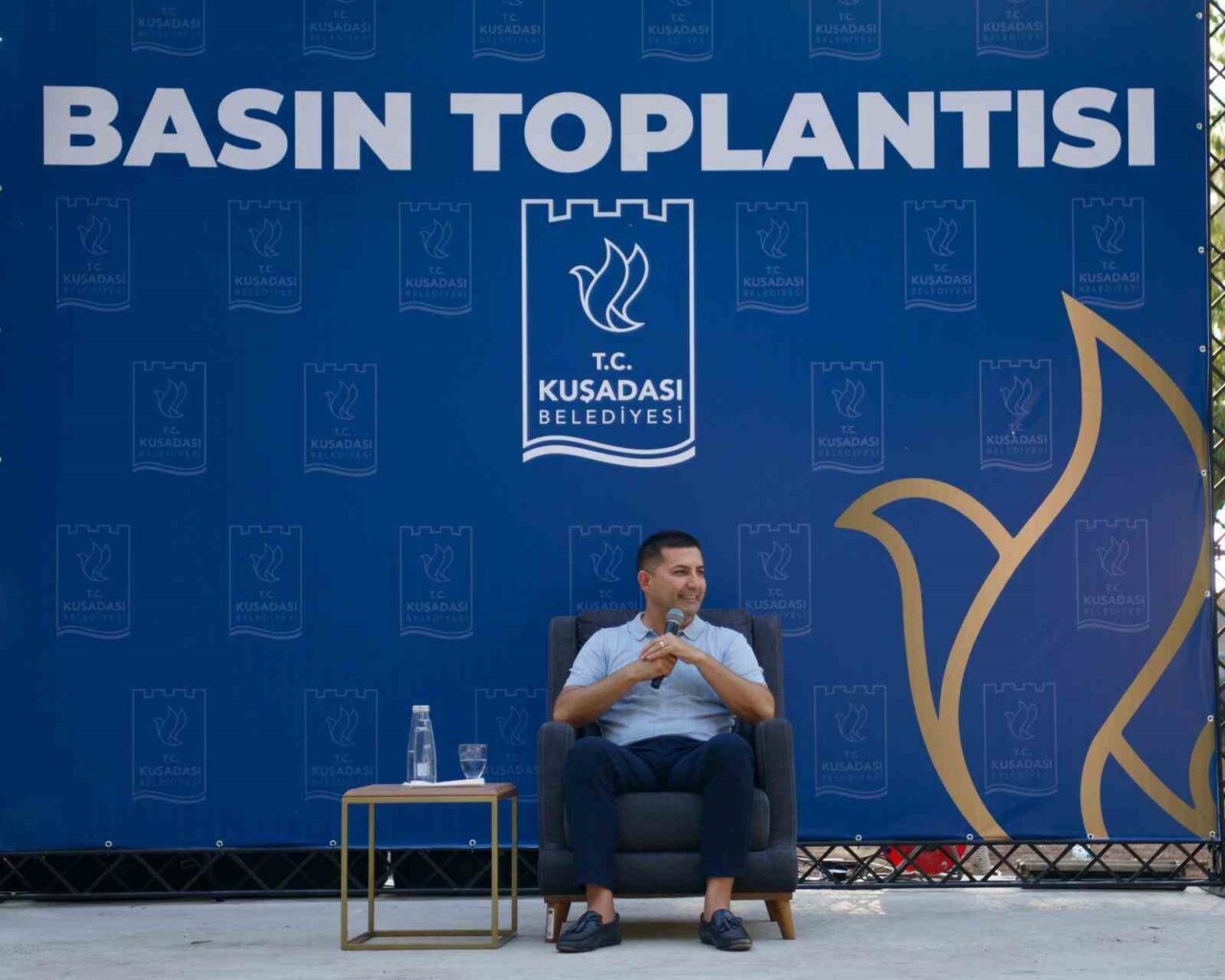 Kuşadası Belediye Başkanı Ömer Günel, basın toplantısında CHP'ye olan bağlılığını