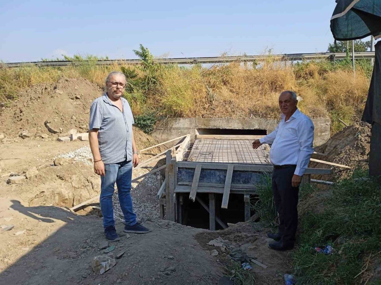 Aydın'ın Sultanhisar ilçesindeki Kabaca Mahallesi'nde, devlet karayoluna yakın servis yolundaki