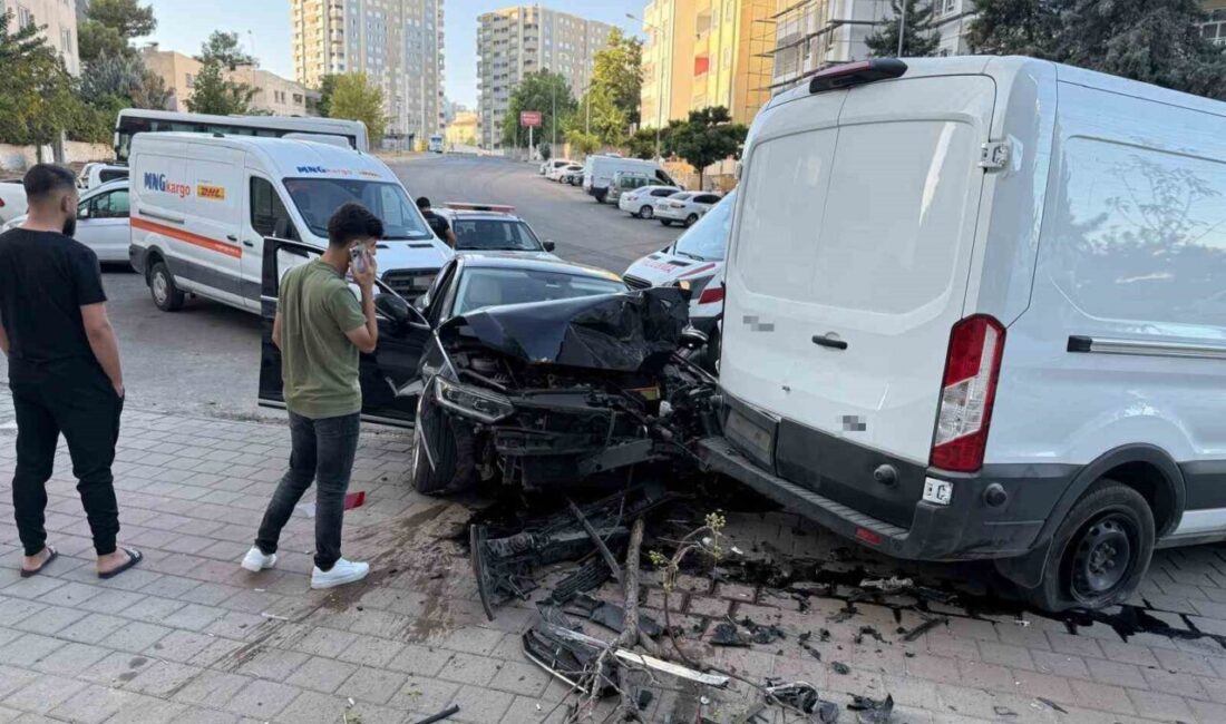 Batman'ın Belde Mahallesi'nde otomobil ve minibüsün çarpıştığı kazada bir kişi
