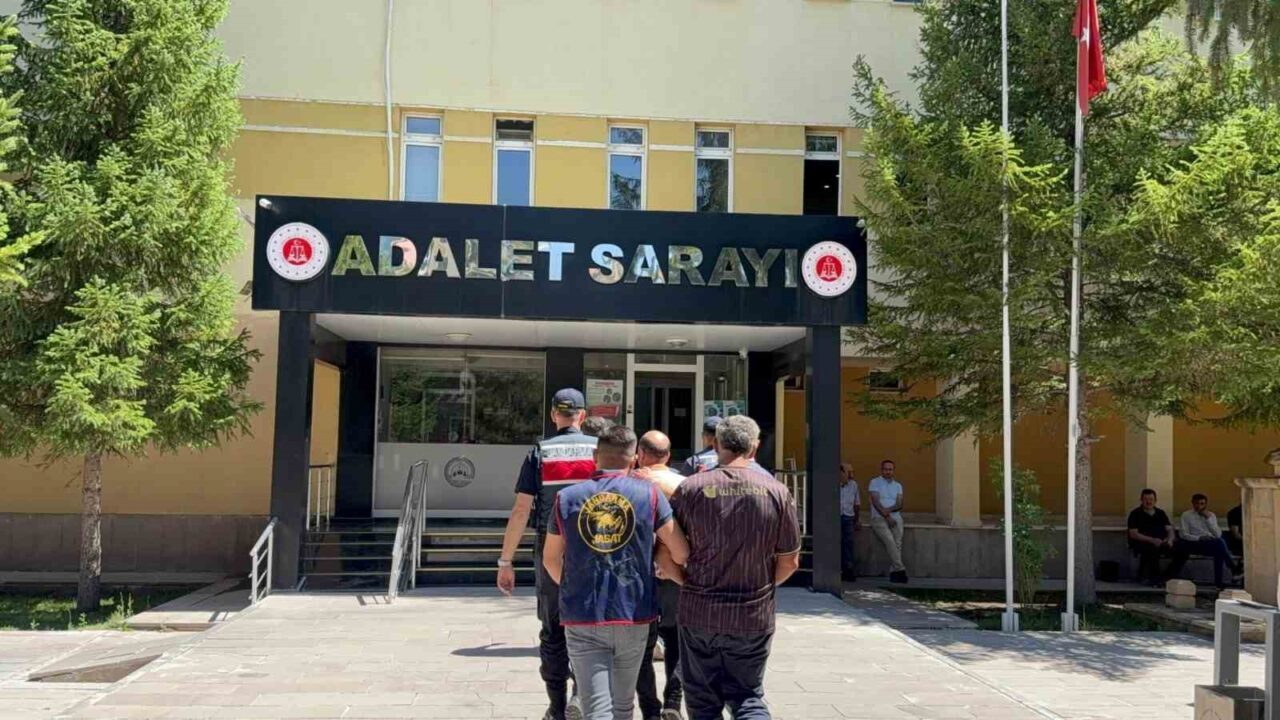 Bayburt'ta saman balyası çalan E.K. (24), B.O. (47) ve E.K.
