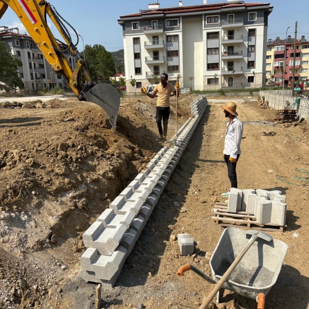 Bayırköy Belediyesi, yarı olimpik yüzme havuzunun önündeki alanı zemin iyileştirme