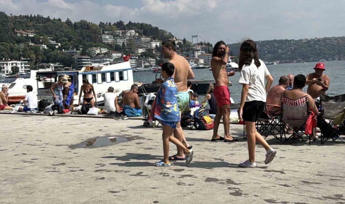 İstanbul'da 30 Ağustos Zafer Bayramı tatilinde, vatandaşlar Bebek Sahili'nde yoğunluk