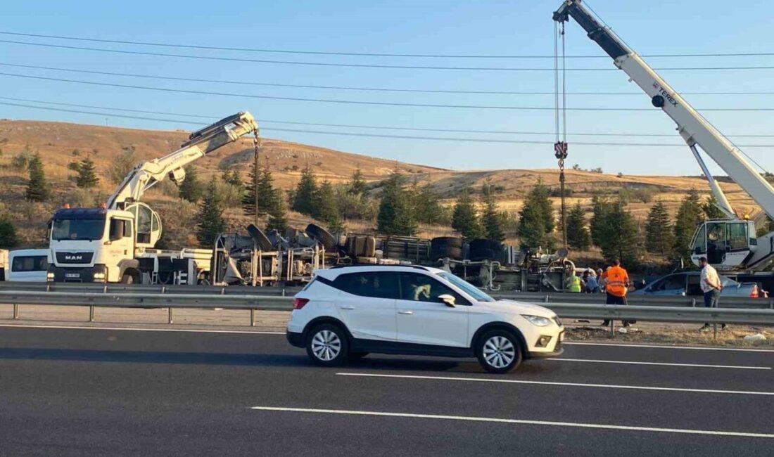 Ankara'nın Etimesgut ilçesinde beton mikserinin otomobilin üzerine devrilmesi sonucu 6